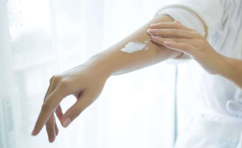 Thoa kem chống nắng nâng tone vào mặt trong cánh tay để test thử phản ứng với da bạn.